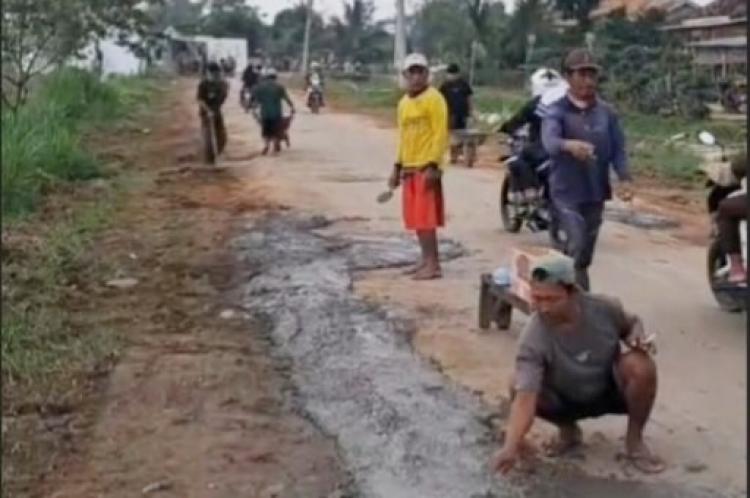 Warga Dusun III Desa Tanjung Kesuma Swadaya Perbaiki Jalan Rusak